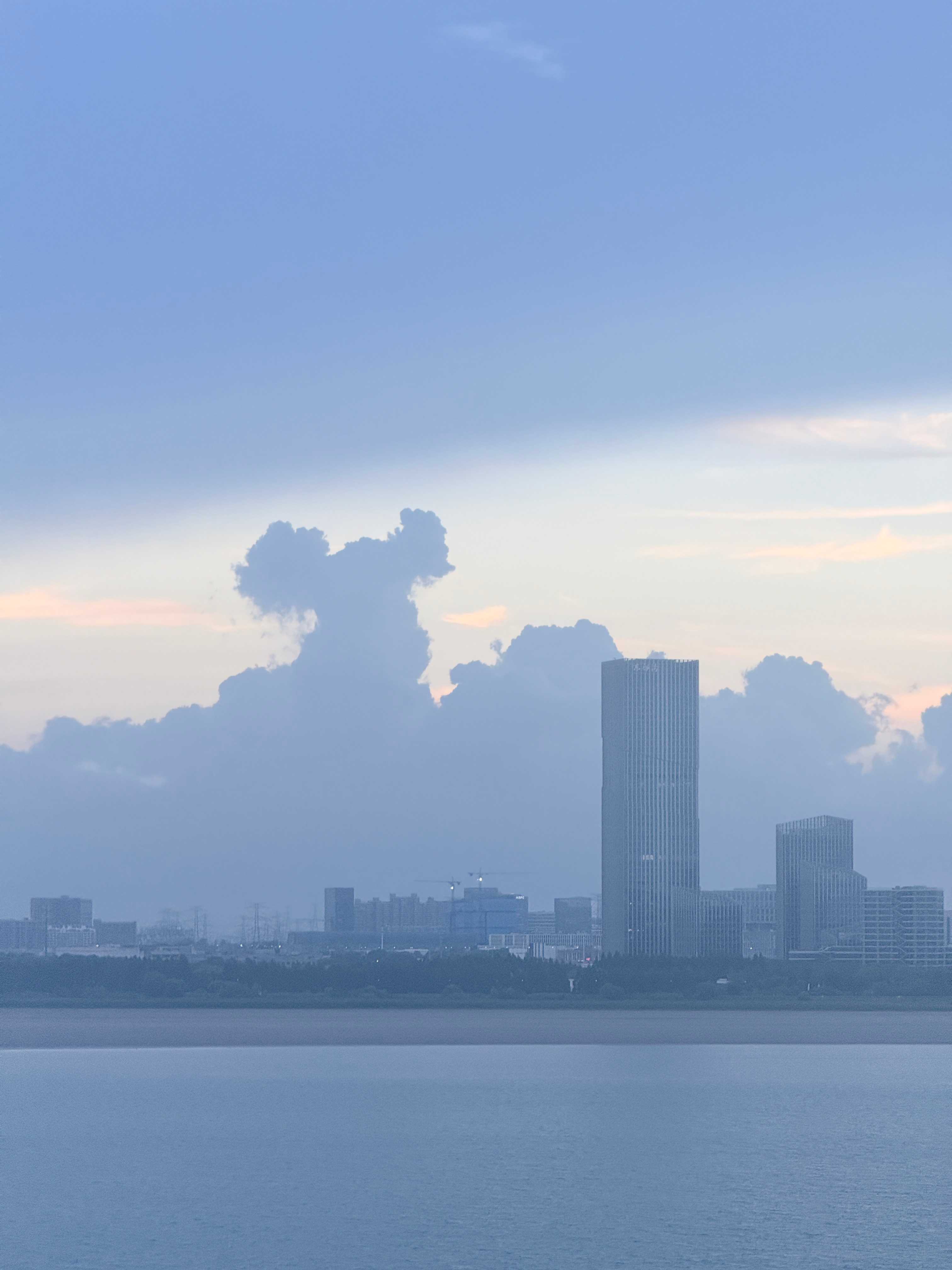 今天的天空是一颗米奇头～ ​​​