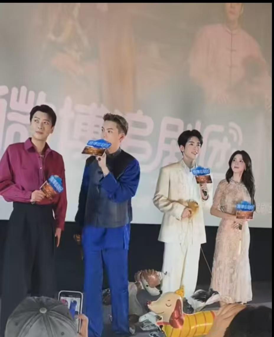 九门追剧团开场变时装周九门四人组走秀开场九门 陈伟霆陈瑶曾舜晞应昊茗直接把追剧团