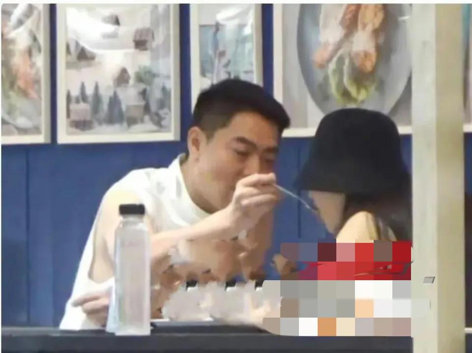 殷桃和男友一起外出吃饭，男友细心喂殷桃，一看就很恩爱的样子，一直幸福下去哦！#殷