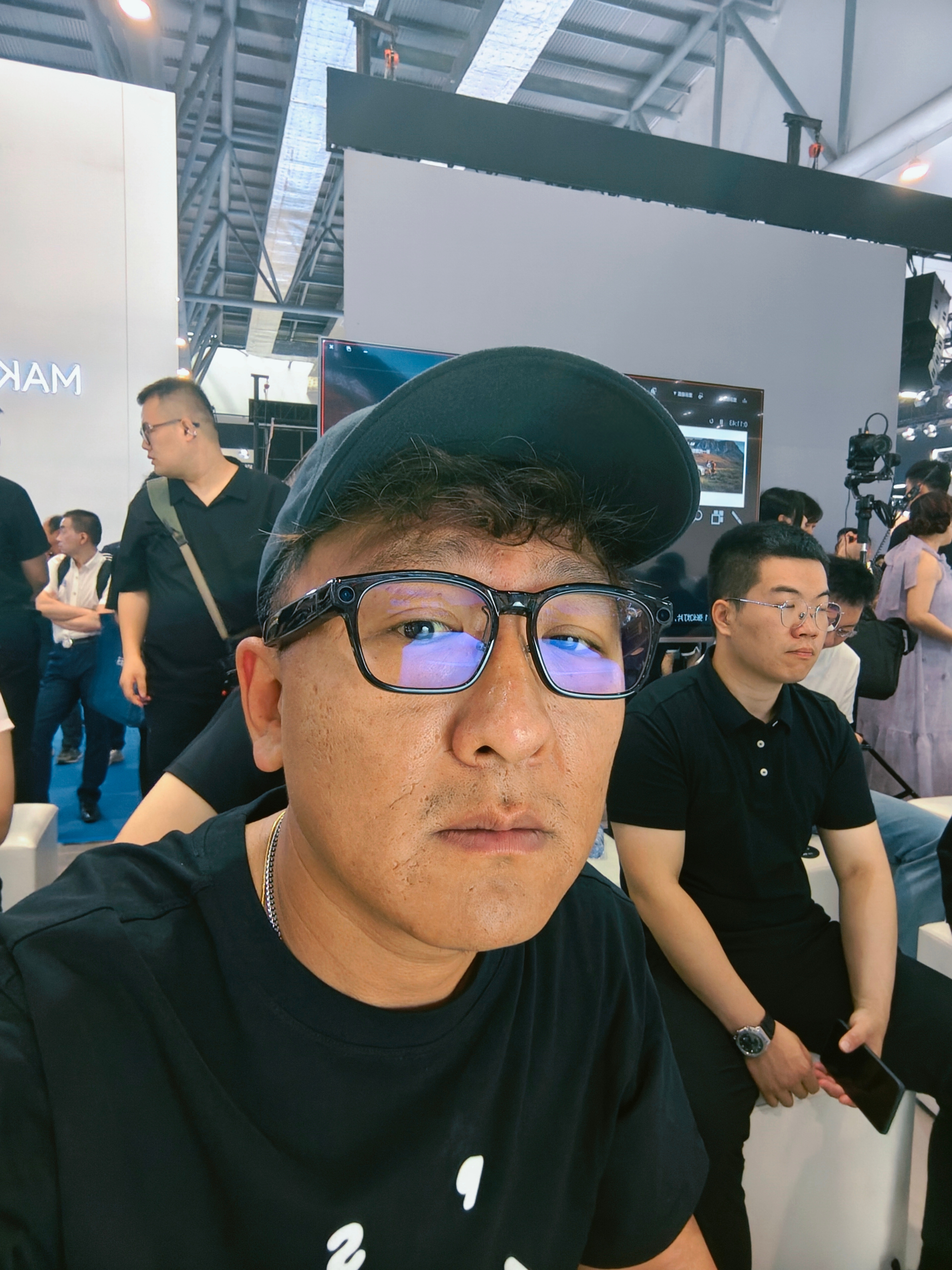 试了下朋友的理想眼镜👓很轻，不卡脸好看吗？好看我买一个是不是还得买台车啊？要不