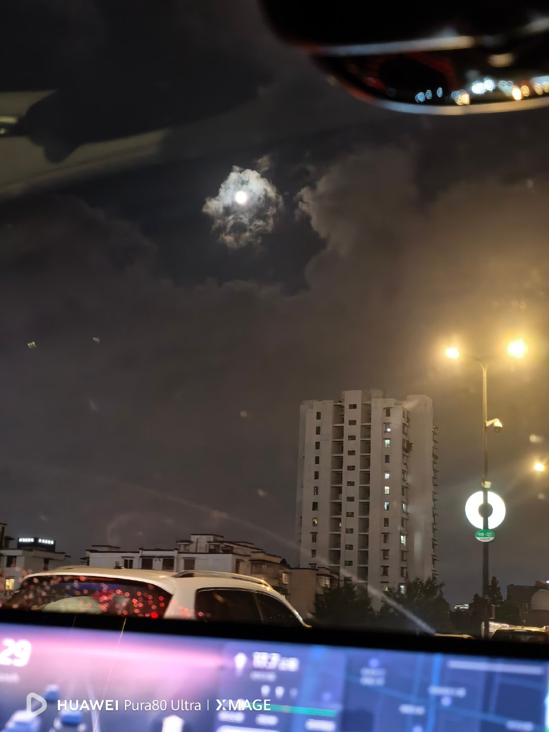 这两天开智己LS7，这个车给人的情绪价值还是挺满足的，因为前挡是一块巨大的玻璃延