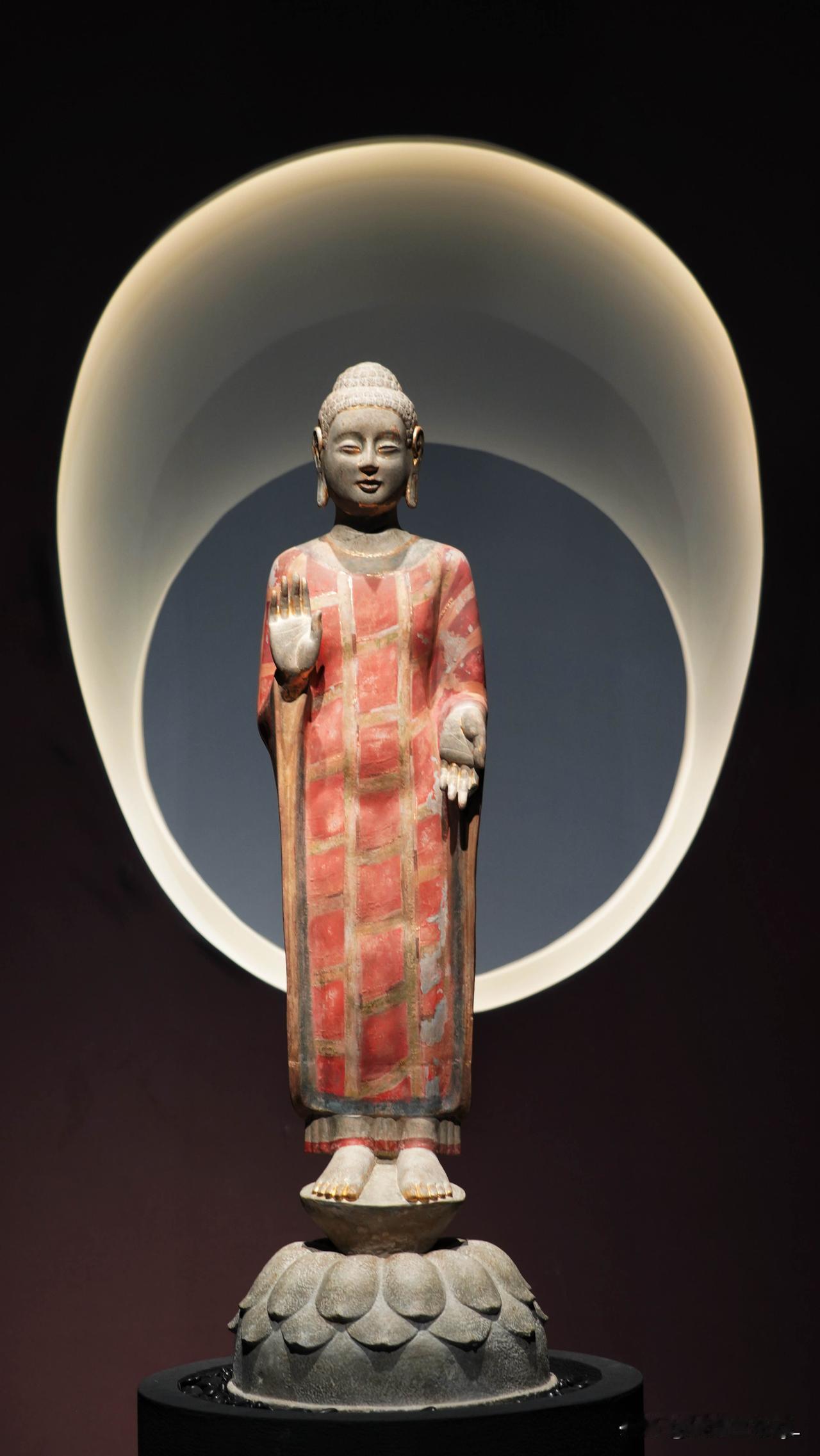 青州微笑，绽放广州。
中国古青州佛造像，在广州艺术博物院（广州美术馆）展出。
在