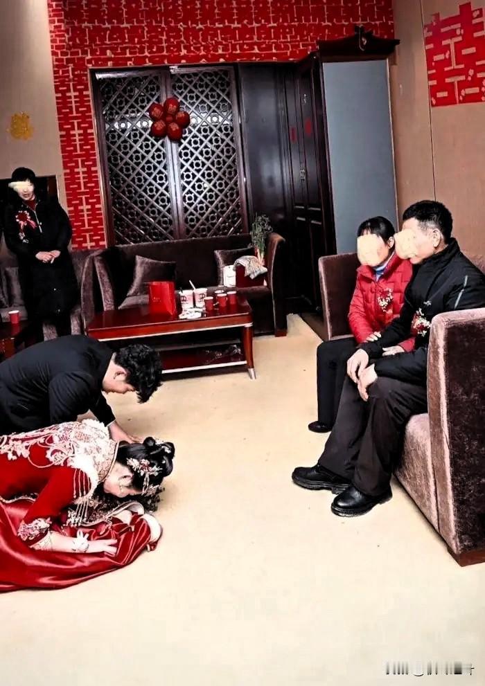 听说长沙有个姑娘太飒了！
婚前把几十万积蓄转给爸妈，

婚礼当天男方得知后怒摔捧