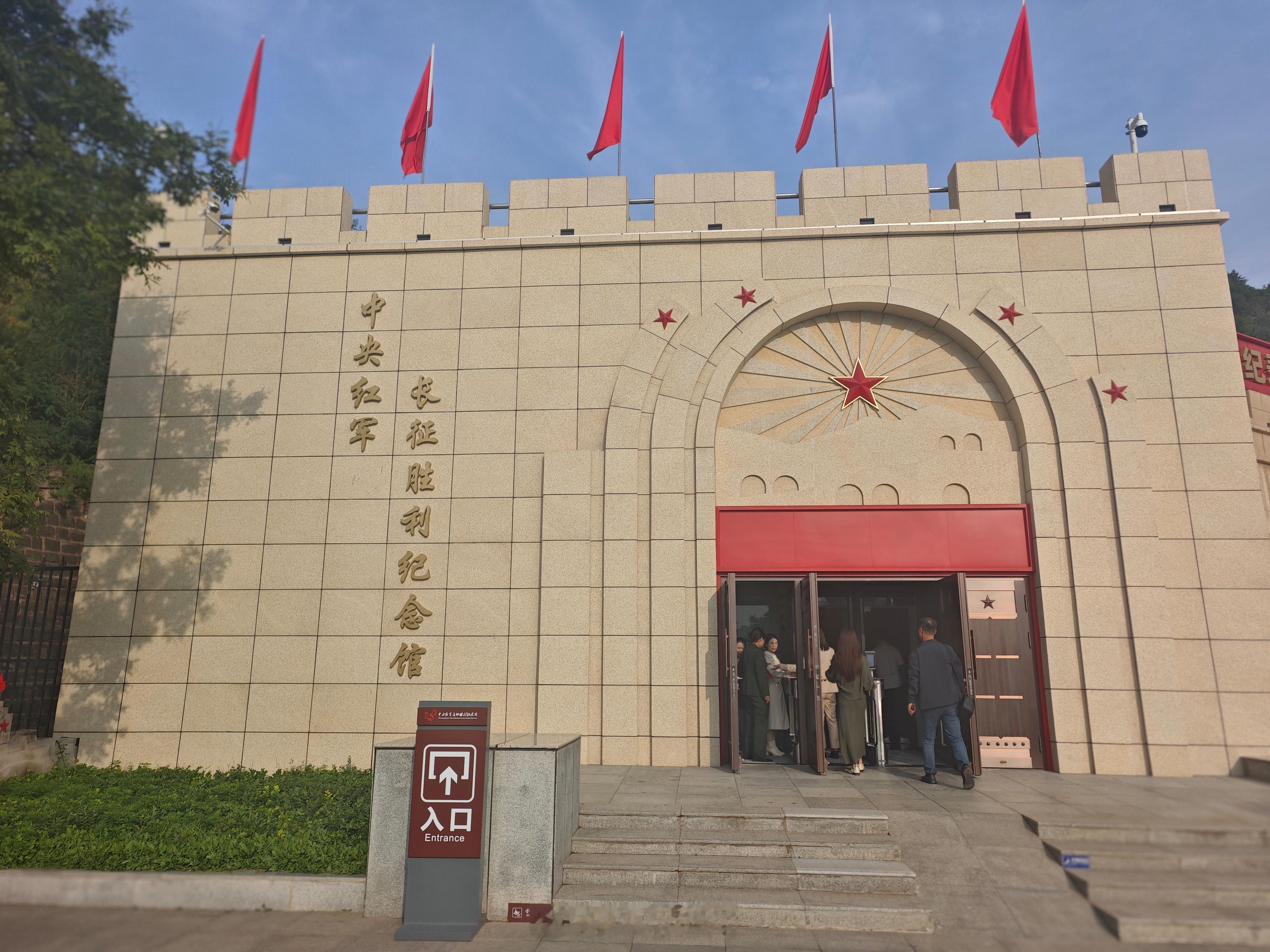 第一批外国人已经开始回农村种地了 现在一个很有意思的现象正在发生，不少外国人，放