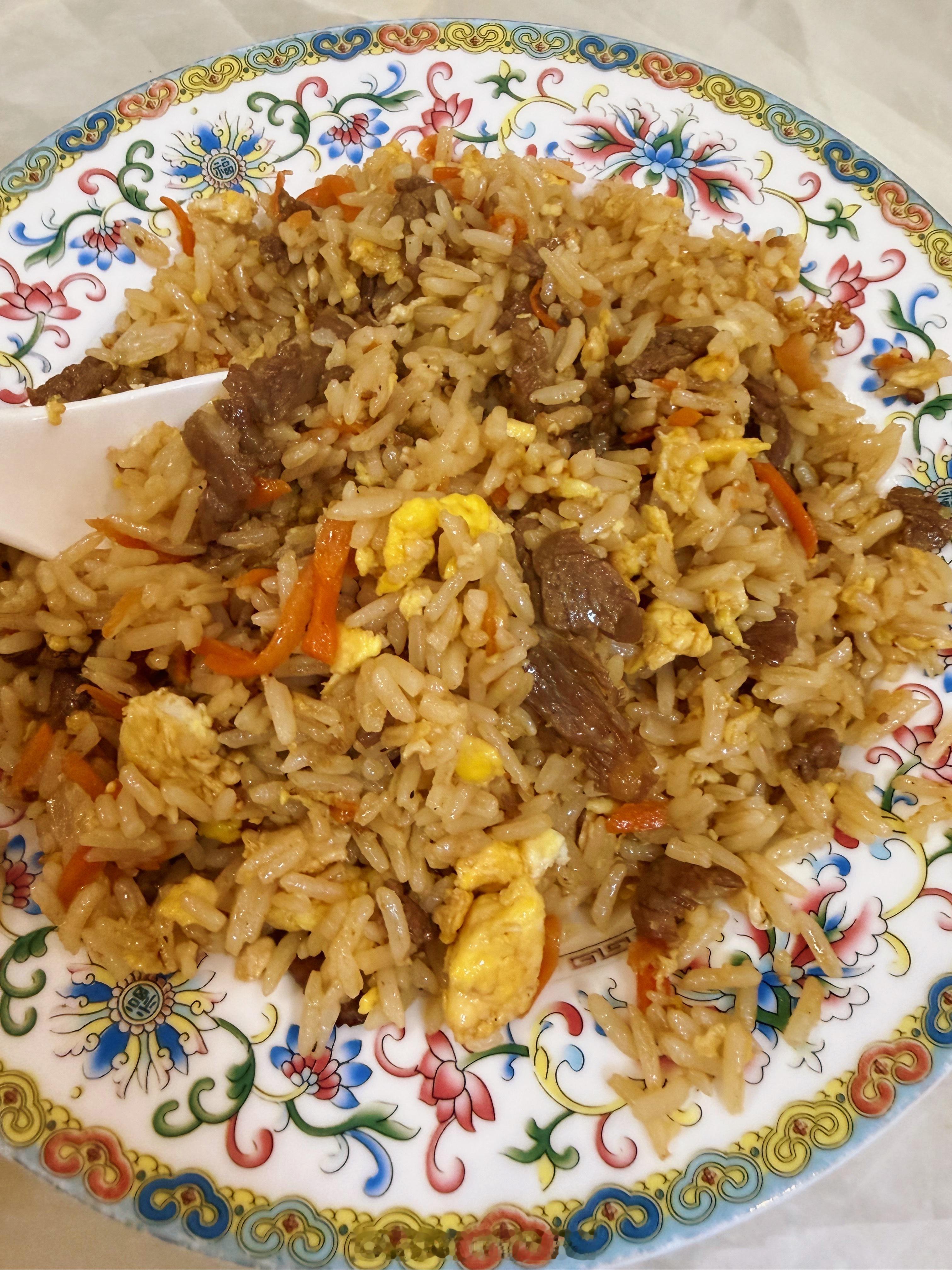 妈呀 ，没忍不住了，吃了很多牛肉炒饭。要哭了[捂嘴哭][顶]等会好好运动下，再辅