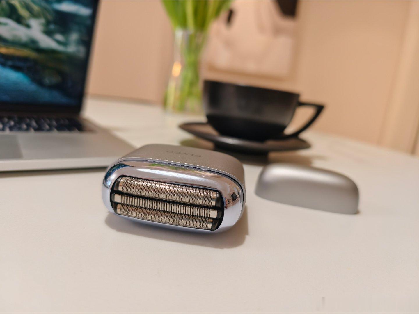 作为常年被胡茬困扰的男生，因为我是那种胡子长得很快的，还是络腮胡，所以对于剃须刀