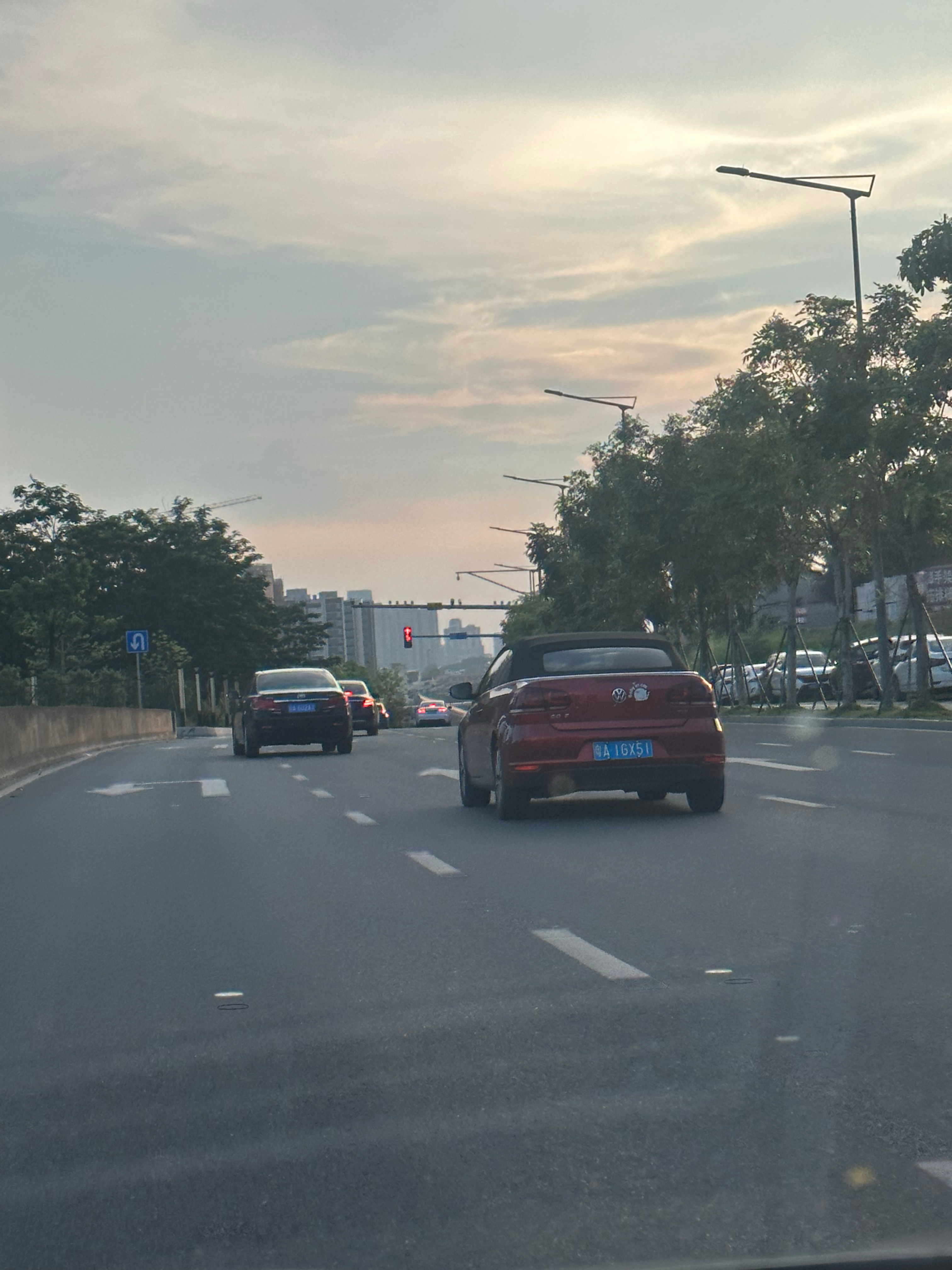 霜霜の日常碎碎念   惊觉：大众敞篷车真•存在感好低啊！🚗  下班途中偶遇罕见
