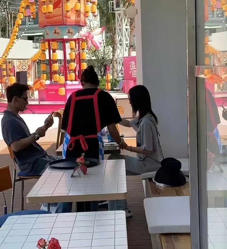 海南偶遇吴谨言洪尧网友在海南一家餐厅偶遇吴谨言和她老公洪尧，夸吴谨言真的好瘦，好
