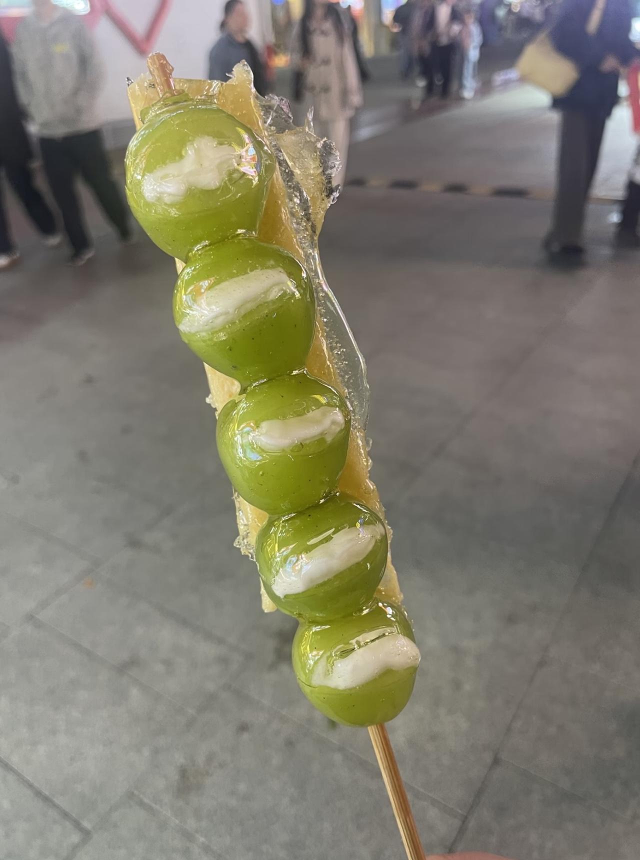 妥妥新型骗局
最近刷爆全网的奶皮子糖葫芦，阳光玫瑰+干噎酸奶+奶皮子，听着每个食