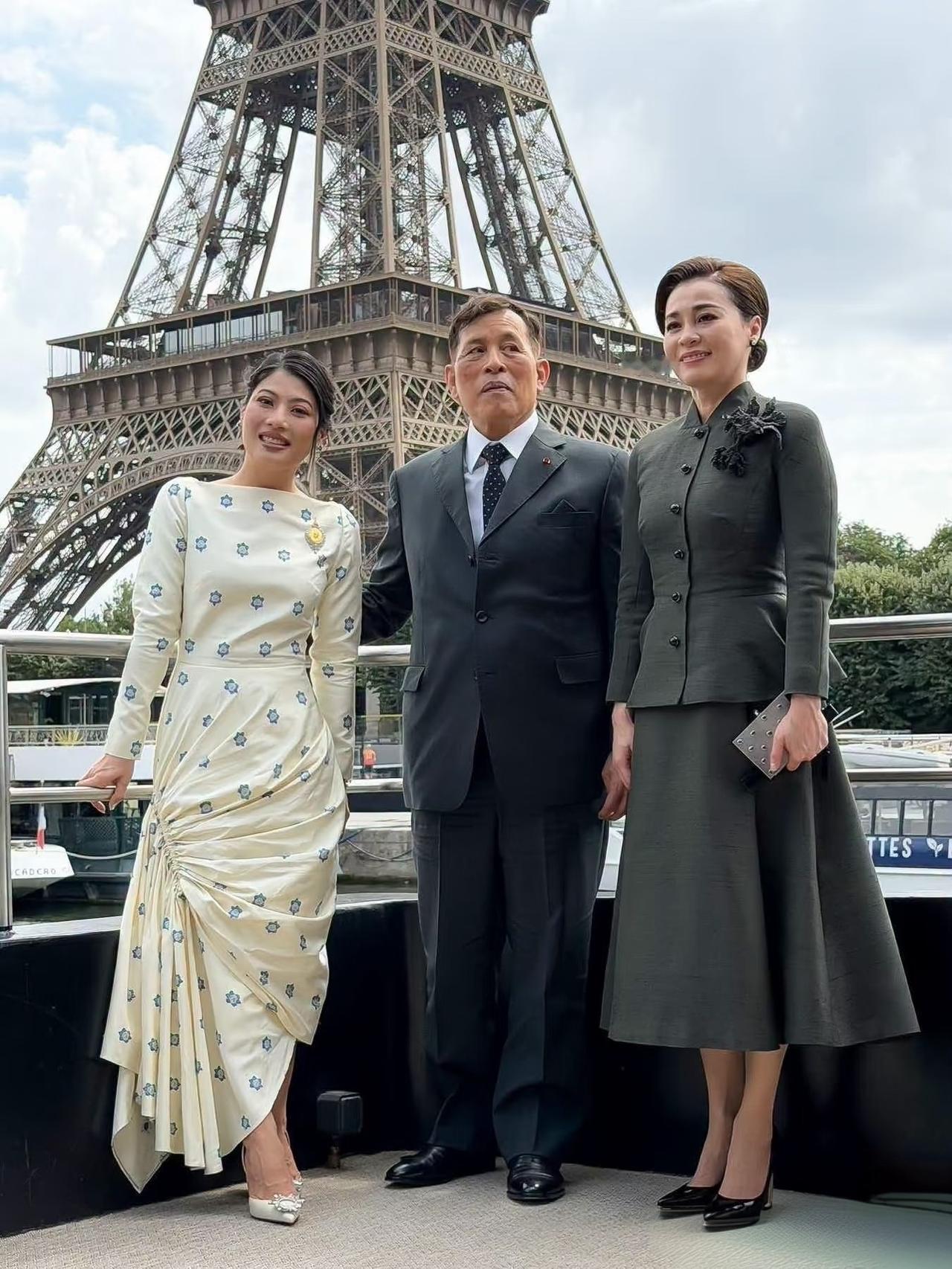 泰王夫妇携“神兽”公主游塞纳河，一家三口心情不错。
苏提达优雅端庄如常，思凡蕊着