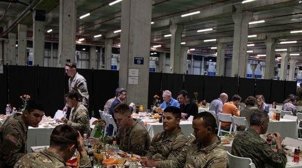 以色列境内的美国仆从军吃感恩节大餐。 ​​​