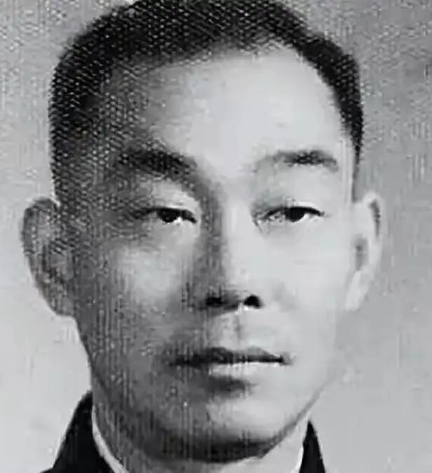 1949年5月27日，上海这座中国最大的城市终于回到了人民手中。解放军战士严格遵