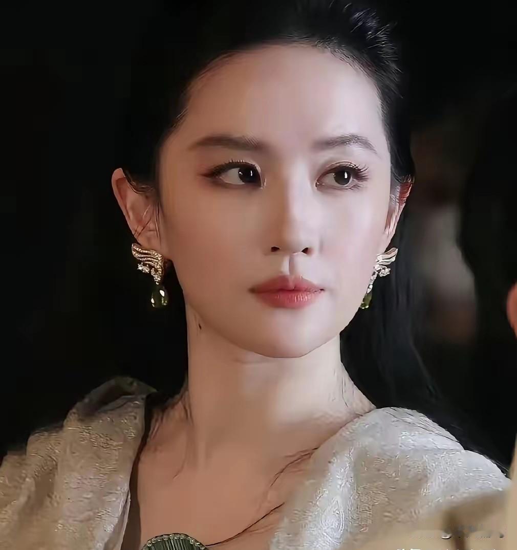 我闺蜜在上海见到了刘亦菲，回来偷偷跟我说，以后别再说刘亦菲是美女，你是不知道，称