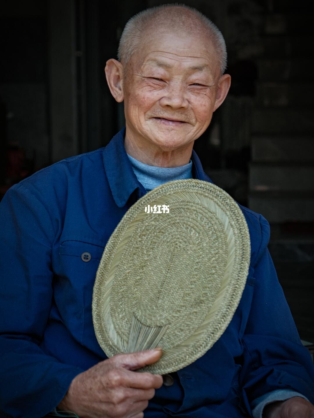 快90岁的爷爷，每天起床第一件事就是做扇子