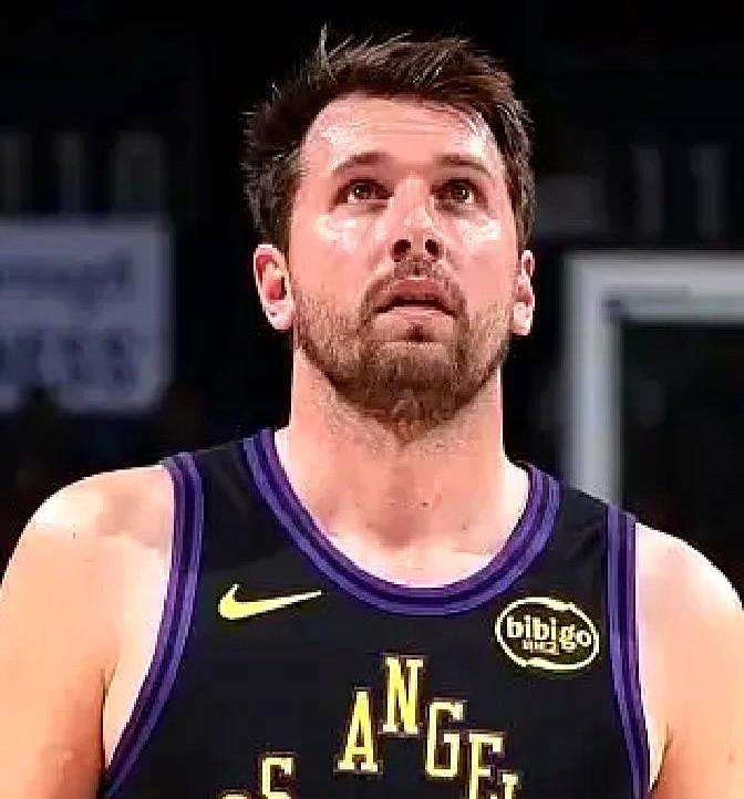 东契奇这得分王拿得真稳，就算最后五场全歇了，亚历山大也追不上。

他这赛季场均轰