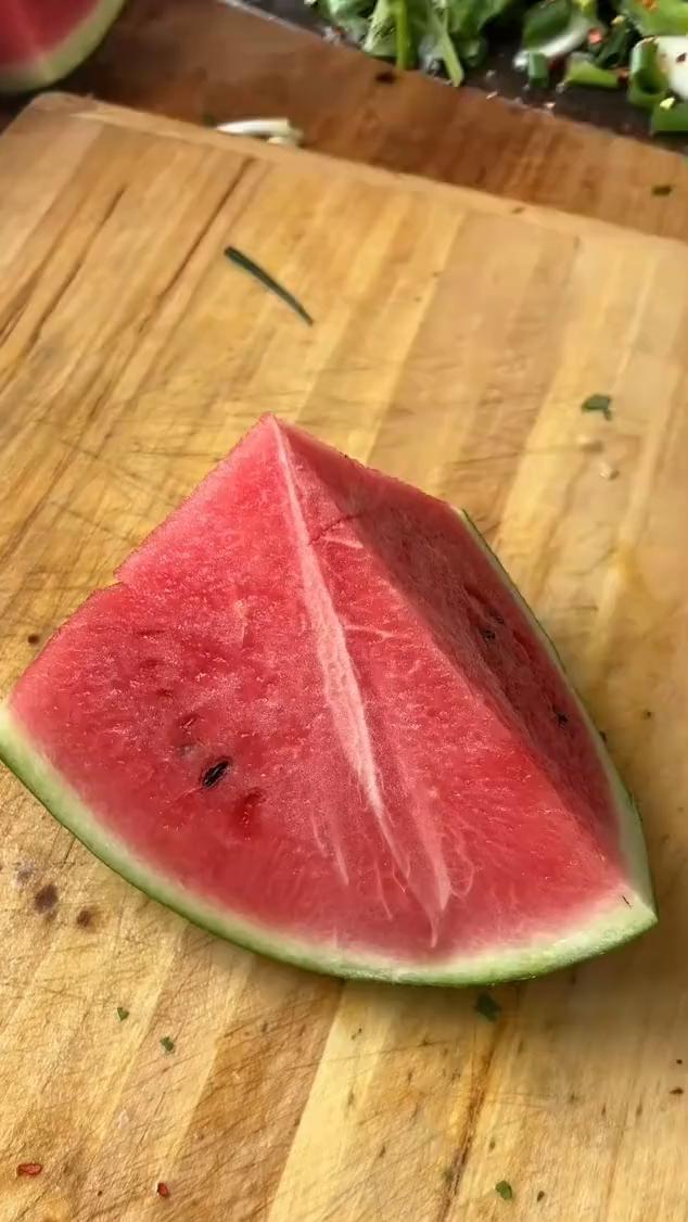 快叫上你最好的朋友来吃西瓜。