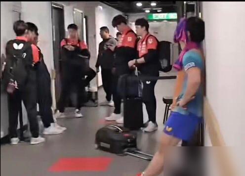 18岁的日本乒乓天才又被打哭了，这次他躲在白毛巾里绝望颤抖。
2026年4月的