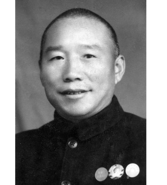 1948年落魄伙夫掉队被俘，解放军看他可怜发放了银元作为回家的路费，谁能料到这个