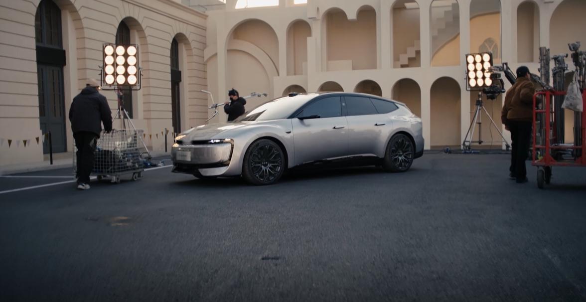 和奥迪E5一起启程2026张晚意开奥迪E5接你跨年跨年夜的浪漫，从来不止一种打开