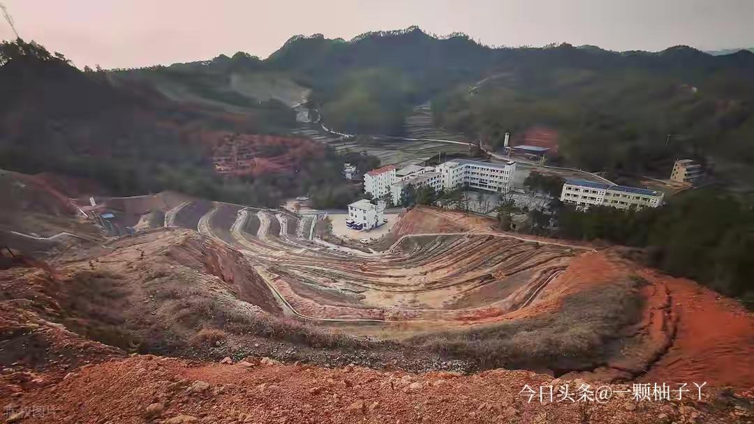 2026年初美国东北大学团队搞出稀土提取新操作，从煤尾矿里提稀土的效率直接比传统