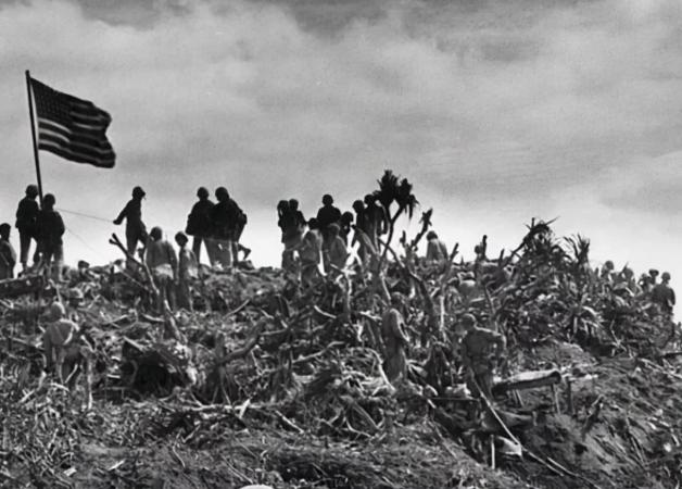 1945年，硫磺岛战役中，一名日本士兵躲藏在岩洞里不断地向美军打冷枪，美军只闻其