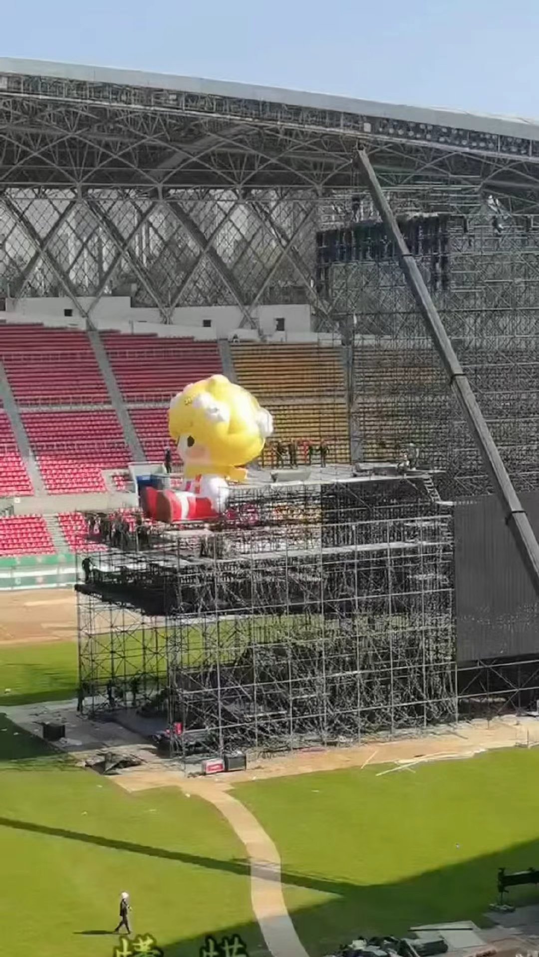 时代少年团演唱会米爆娃路透来啦！好萌的米爆大王，就这样坐在现场监工 