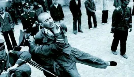 1985年，山西省某处山坡上，一队武装警察，正准备对死刑犯执行枪决。战士们端起枪