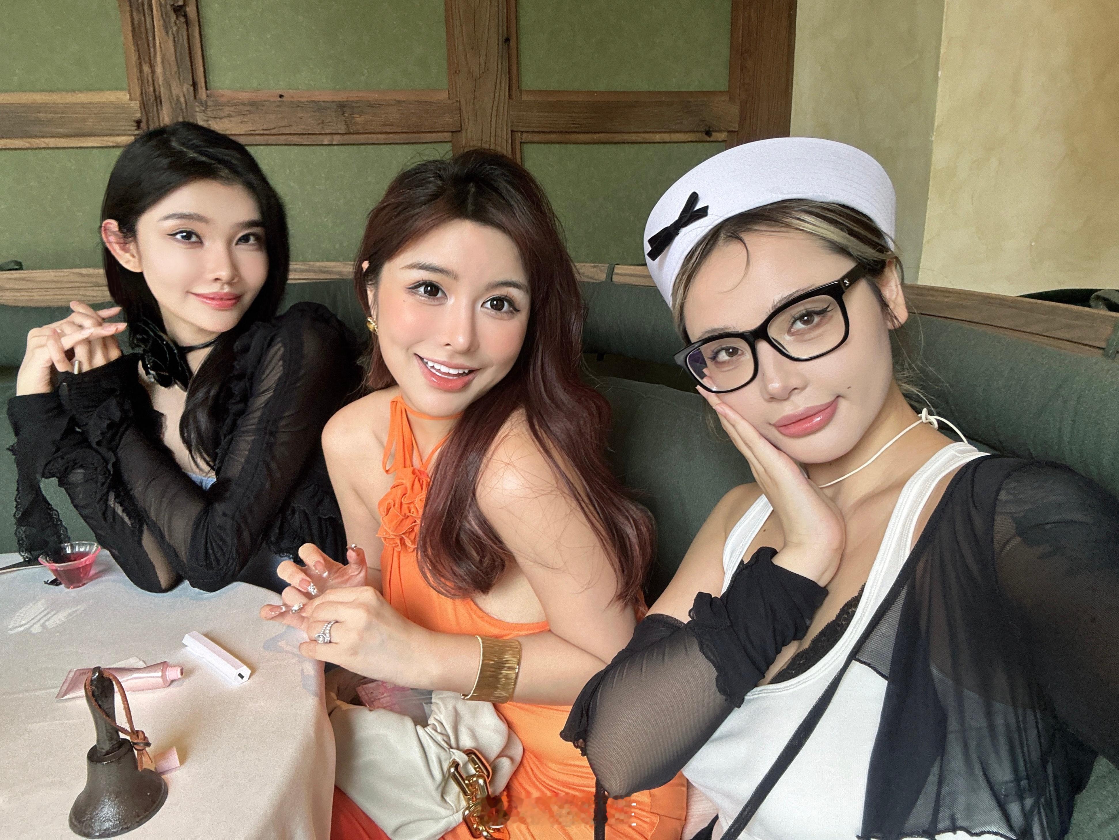 好久没聚 鲨鱼送给我口红说看到觉得很适合你 Paris送了我杯子说很可爱想让你也