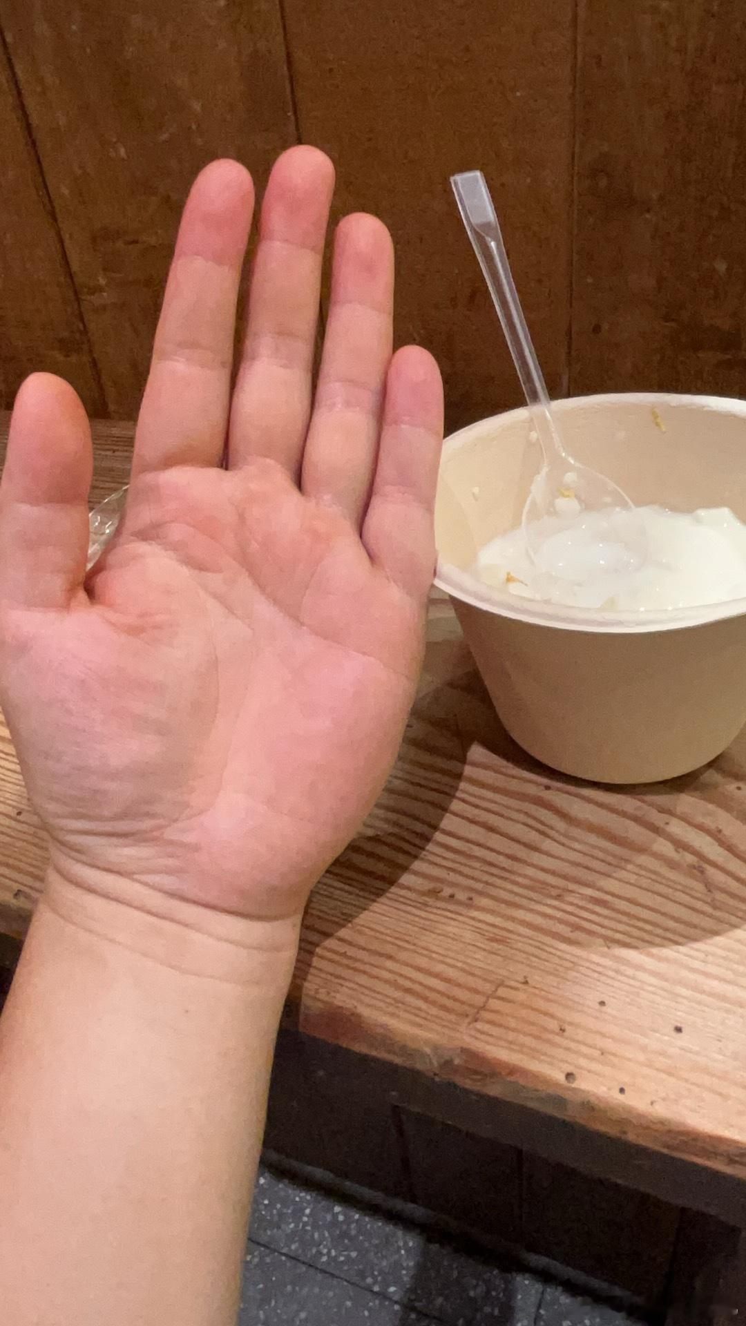 以前没这么粉嫩的….现在好….修佛法修出一双粉嫩的小手手…….问题是我是个大男人