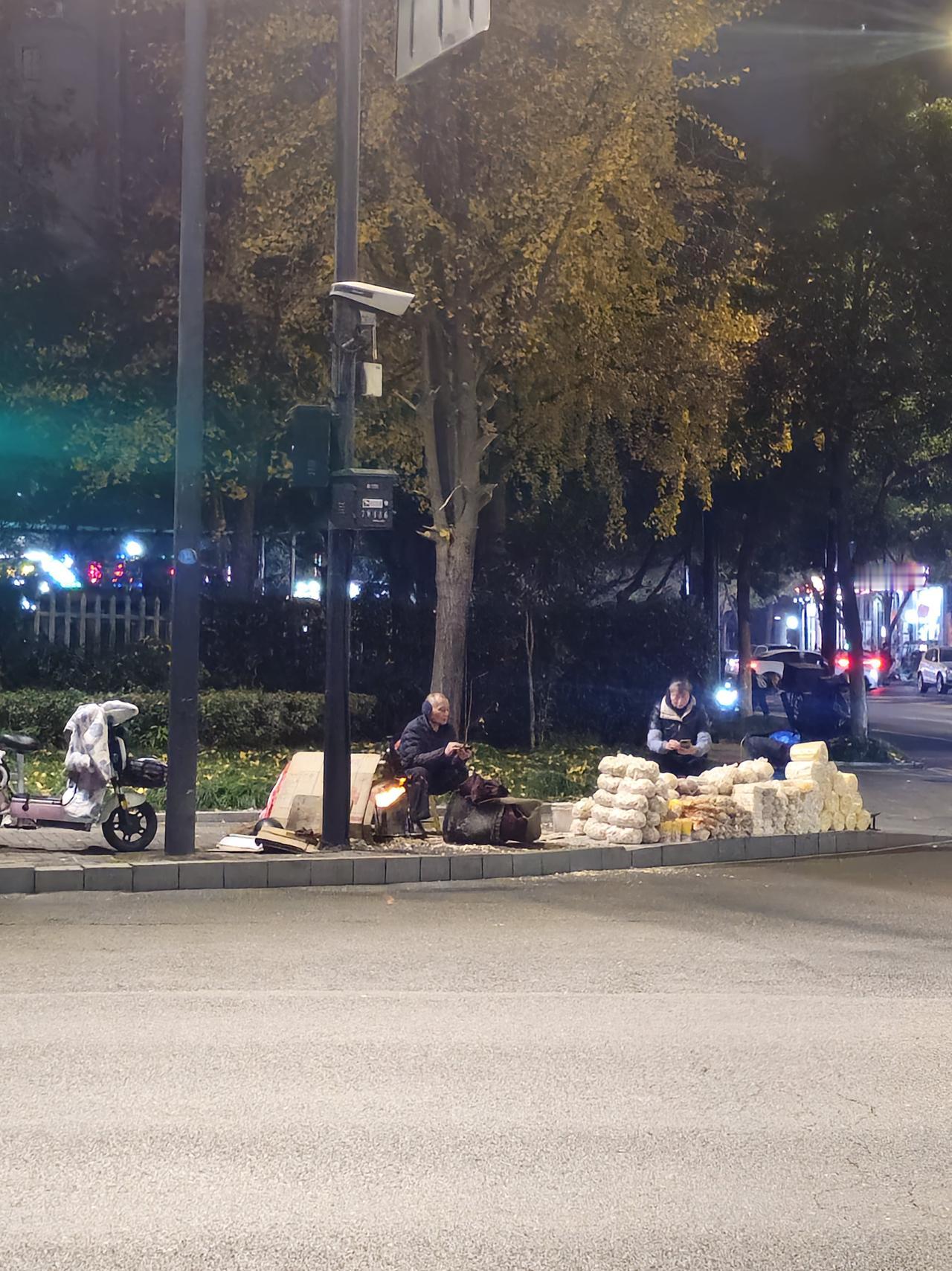 路边的爆米花
没想到在杭州竟然能碰到
我印象中还是很小的时候
跟着妈妈去赶集
走