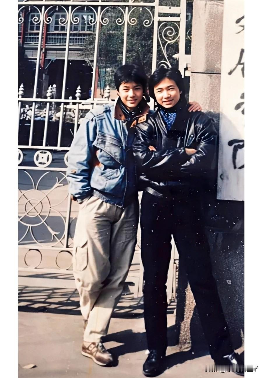 这是徐峥与傅程鹏大学期间的一张合影，摄于上世纪90年代。两人是同班同学，在那个没