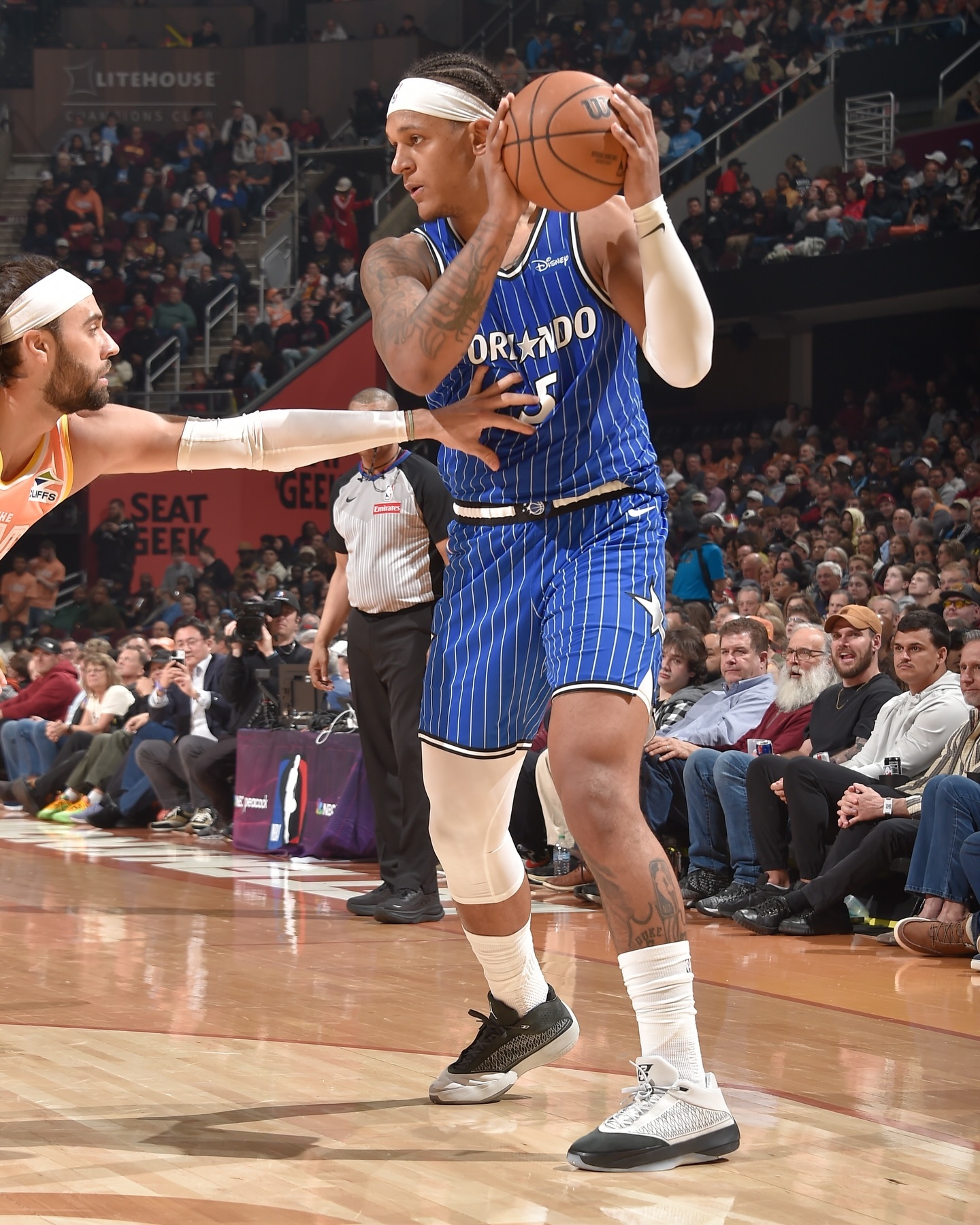 班凯罗今日36分6篮板5助攻1抢断1盖帽，上脚的Air Jordan 40 