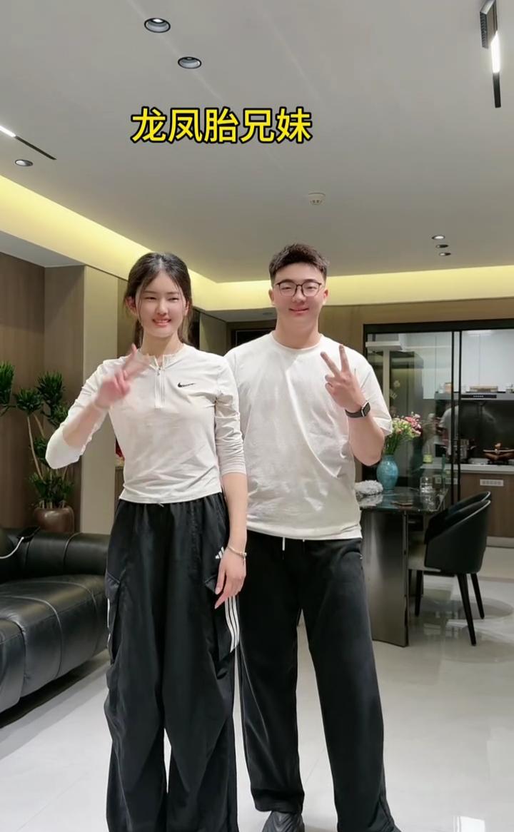 龙凤胎兄妹。
吓死我了，吓三宝宝了。
