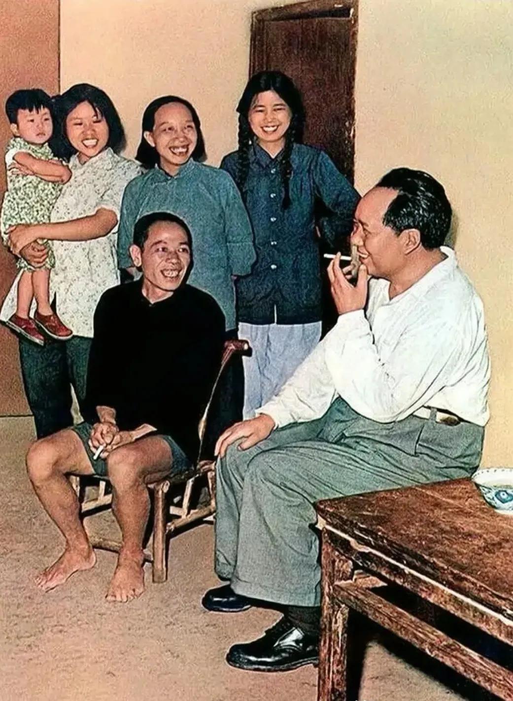深深乡愁
        1959年6月25日，毛主席在罗瑞卿等人的陪同下，回到