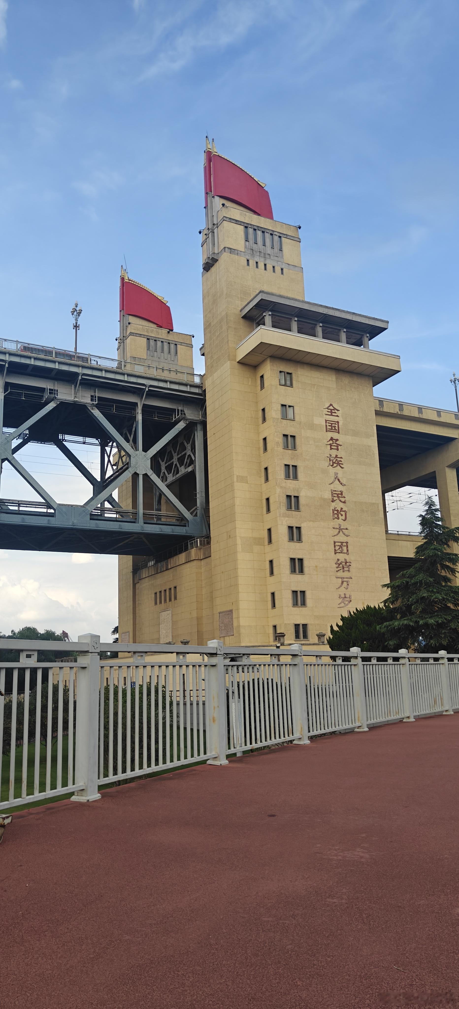 小时候觉得每一座长江大桥都很长，江面很宽。长大后年长了觉得天地再宽也总有限度。所