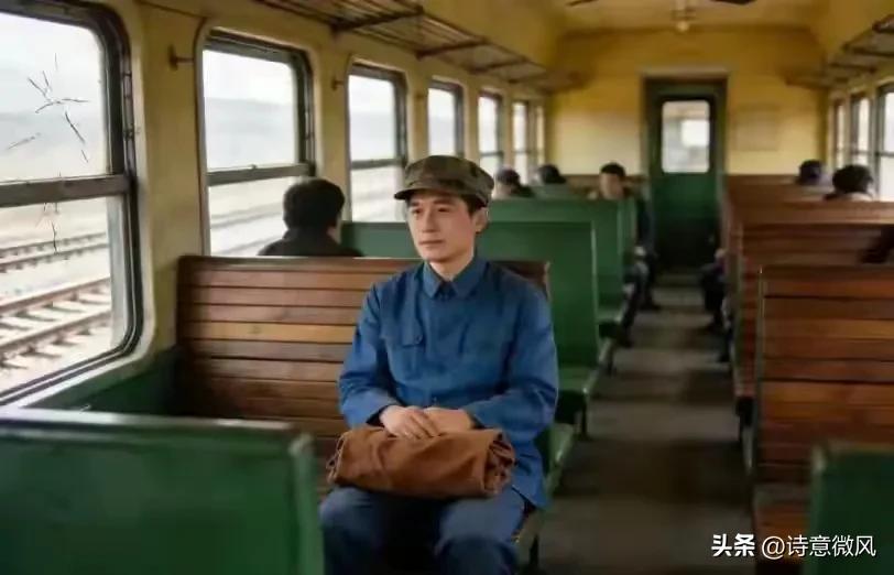 1972年火车上我偷喂戴铐男人馒头，他下车踢我行李，回家打开我吓瘫。
 
那年腊