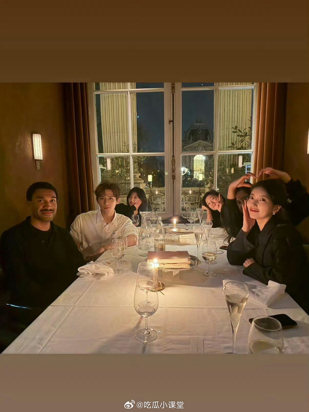 秀智晒与王安宇孙千晚宴合照三个人刚在秀场头排坐一块儿，晚上又聚餐拍照，秀智还主动