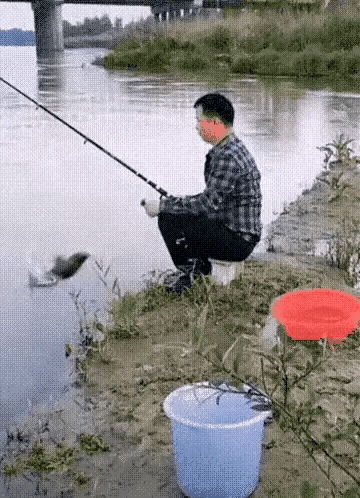 一名男子在江边钓了半天鱼，硬是一条没有钓到，正当男子垂头丧气之时，一条鱼一跃而起