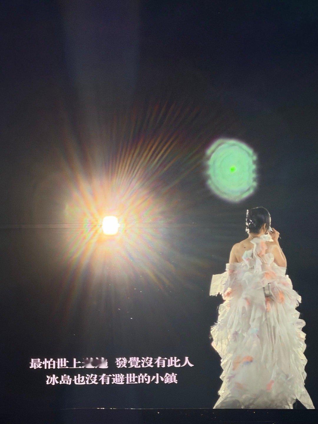 杨千嬅是怎么忍住不笑的 要是换我早就笑场了，可杨千嬅硬是撑完全程。偶尔低头抿嘴，