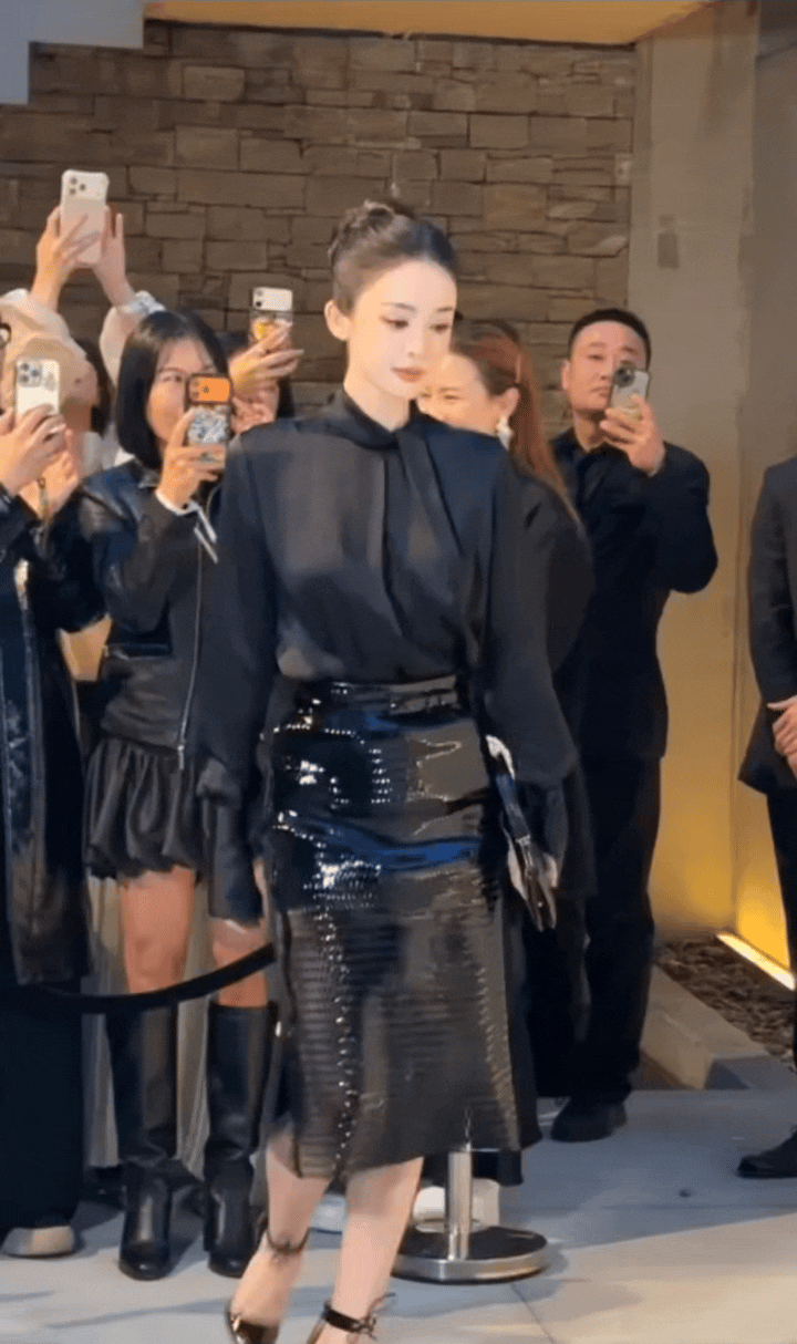 古力娜扎的这套超绝商务装，低调奢华有内涵！