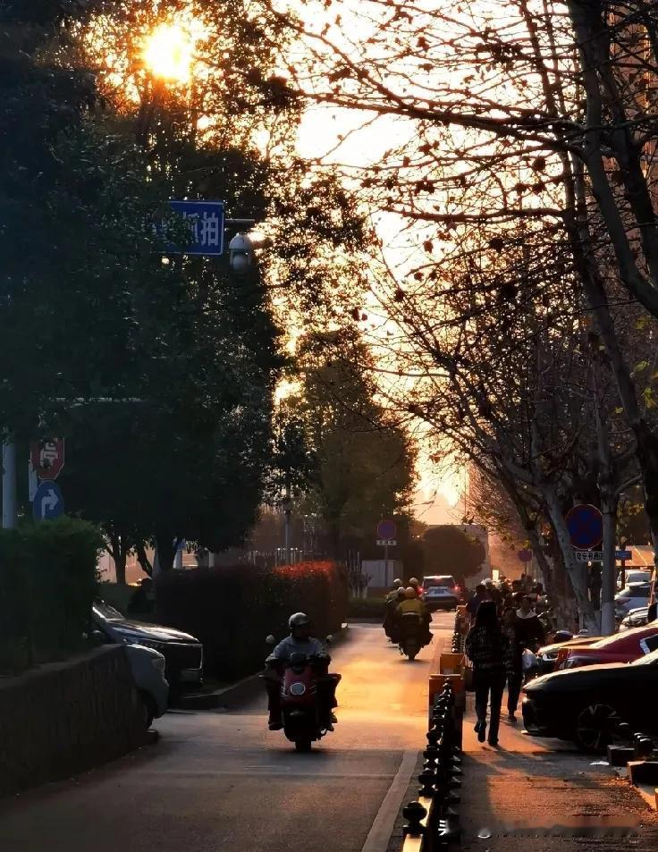 幸福的人生
 
幸福的人生其实特简单，不用多复杂。
 
首先得有个好身体，别总这