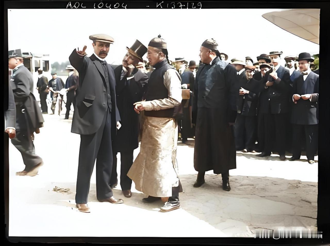 1910年5月16日，清末的贝勒载涛踏上了访问法国的旅程，在某一机场留下了历史性