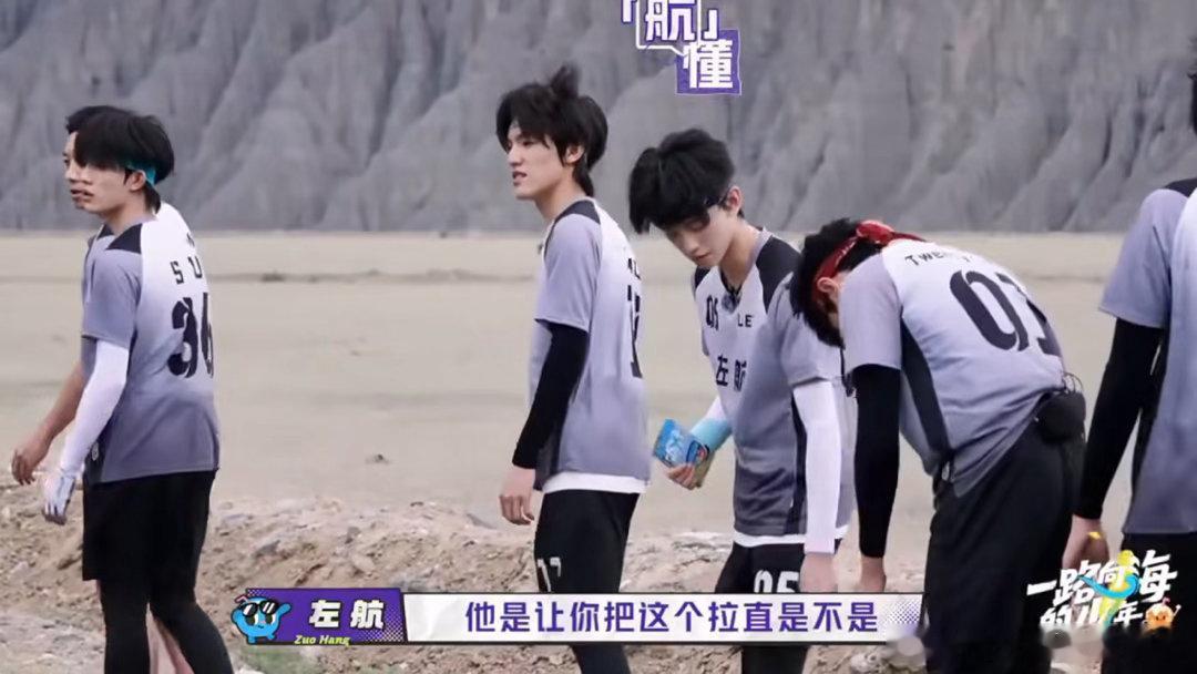 导演没get到朱志鑫的审美笑死，误会大了！朱志鑫是主动把裤子拉短，觉得这样踢球更