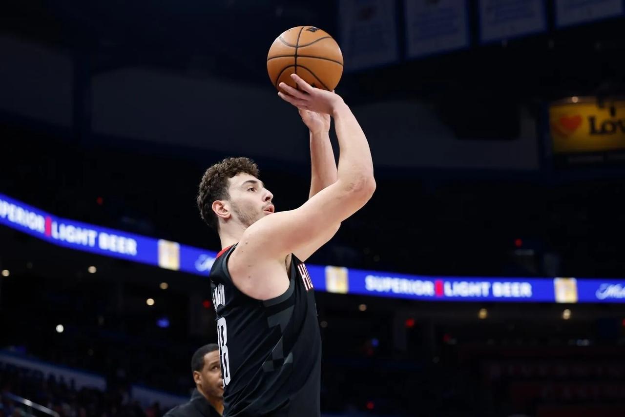 在经过二个赛季的磨练，申京完全适应了NBA的节奏。在最近五场，他的表现完全是全明
