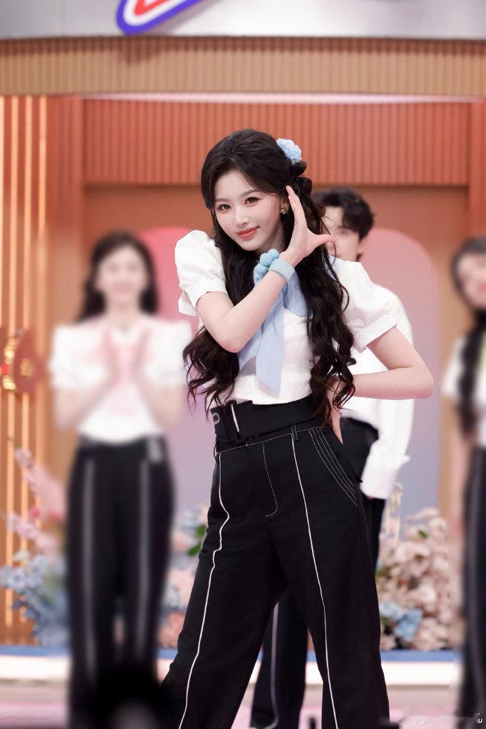 孔雪儿邓凯跳舞好甜你好星期六谁被双人舞姿狠狠圈粉！孔雪儿舞步灵动表现力超强，邓凯