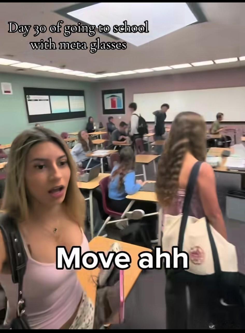 漂亮国的高中大家见过吗？
一位博主分享了自己的高中生活，
他的同学穿着都很随意，