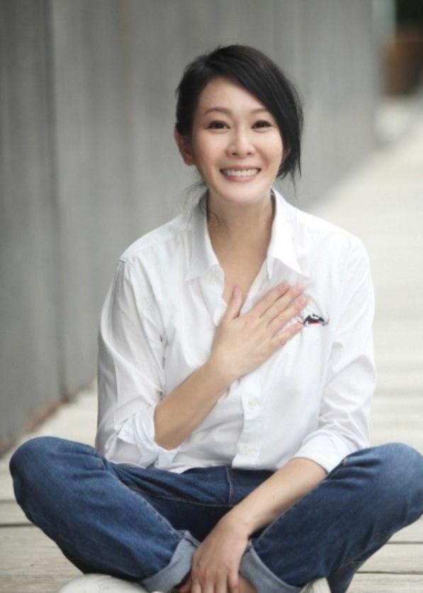 2011年，41岁的刘若英嫁给了富商钟小江。婚礼上，她提出三条“奇约”：分房睡、