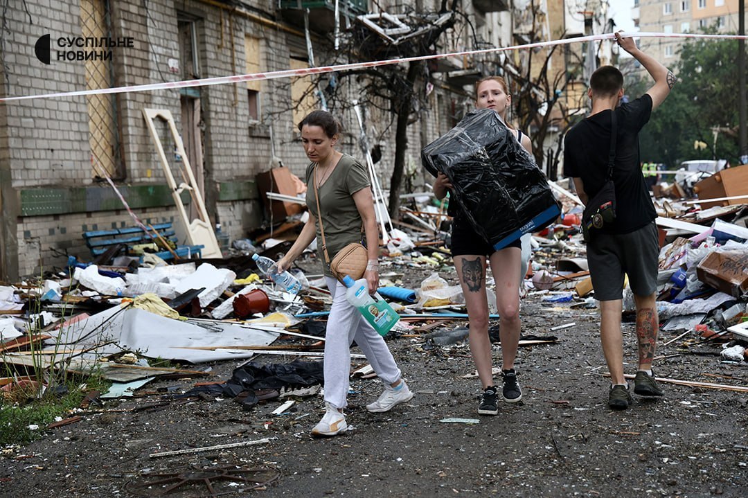 💔 基辅：救援人员正在16层住宅楼废墟中寻找一名10岁男孩的父母7月2日，俄罗