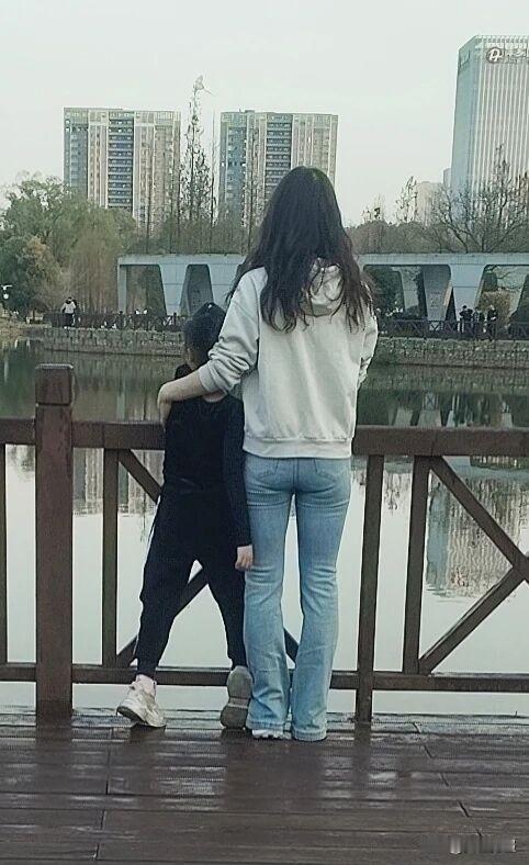 背影既已得天下，何必转身乱芳华，惊了流年！