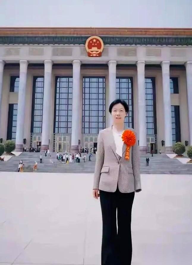 1994年太原那个雨天，她就是个被人嫌弃的“废品”。
左臂空空，躺在湿透的纸箱里